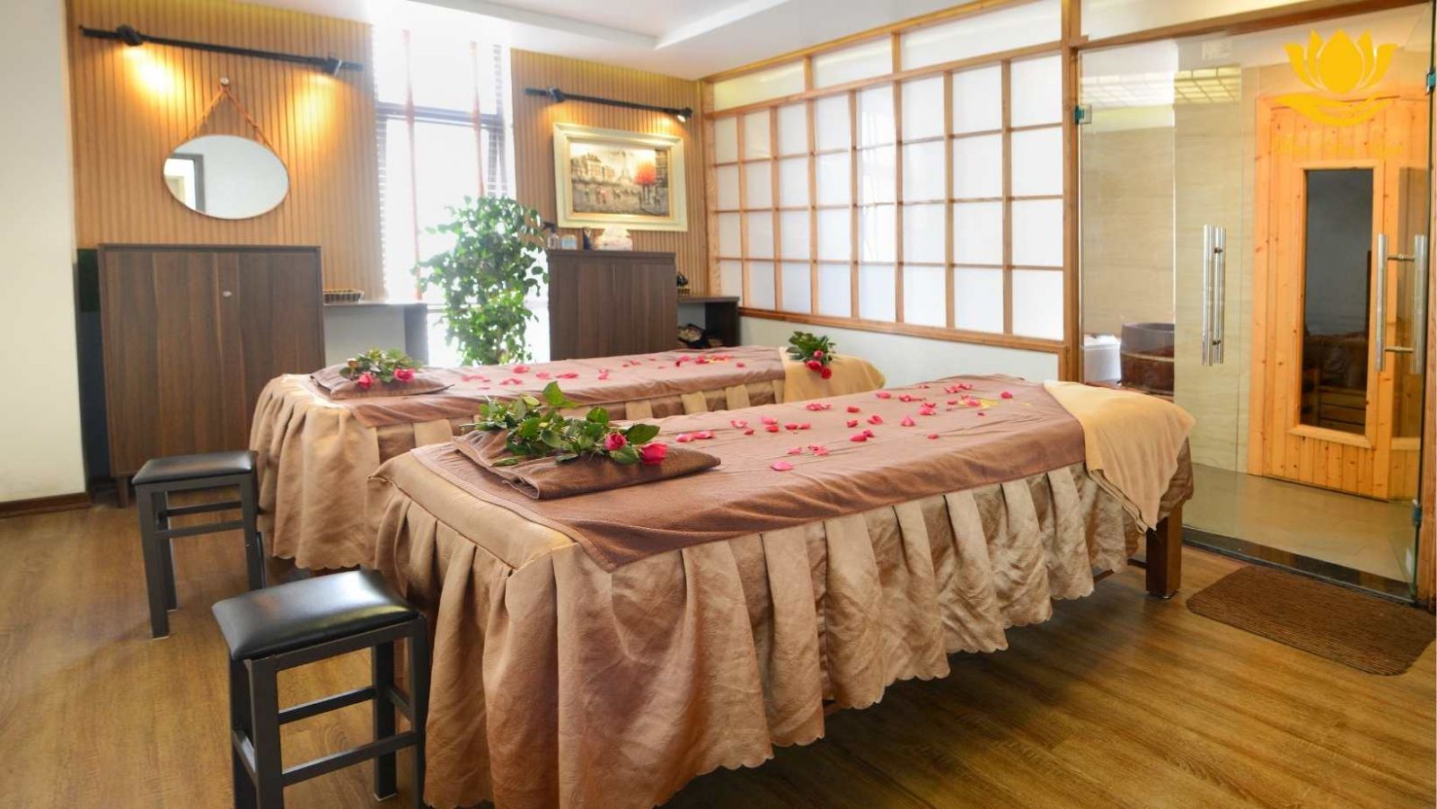 Massage cặp đôi: Không gian yên tĩnh, nhẹ nhàng và hòa quyện cùng ánh nến và tinh dầu thơm ngát mang lại cảm giác bình an, thư giãn tuyệt vời. Các kiểu massage chuyên nghiệp cũng như thủ tục chăm sóc sức khỏe phù hợp sẽ dành cho khách hàng tại đây.